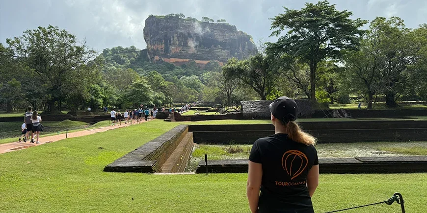 Louise från TourCompass tittar på Sigiriya på Sri Lanka