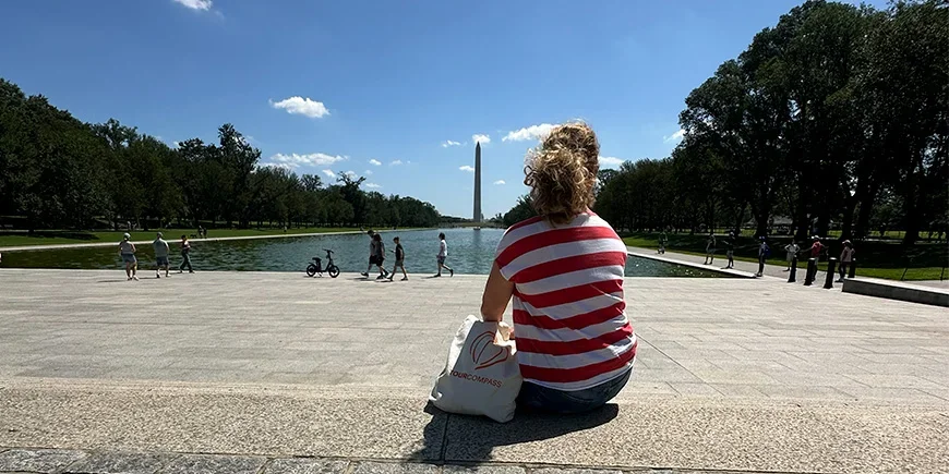 Bianca sitter framför Washington Monument i Washington
