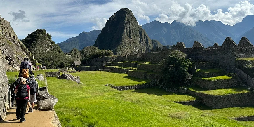 Vandring bland ruinerna i Machu Picchu