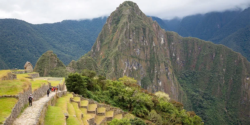 Utsikt från de övre terrasserna vid Machu Picchu
