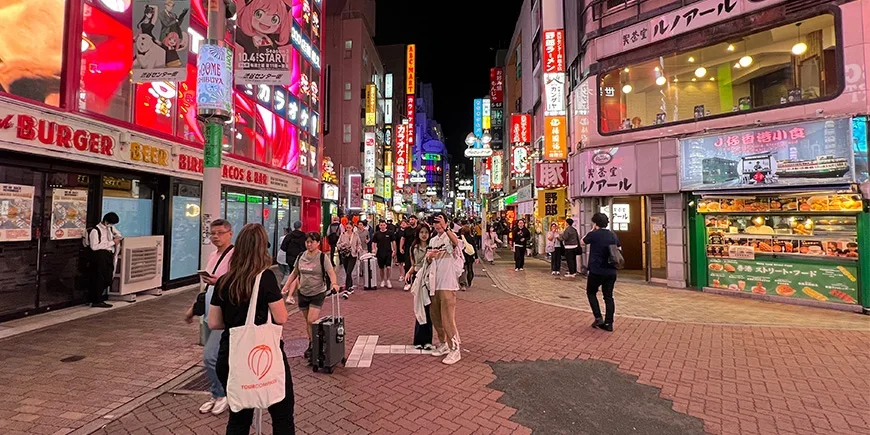 TourCompass-medarbetare utforskar området runt Shibuya