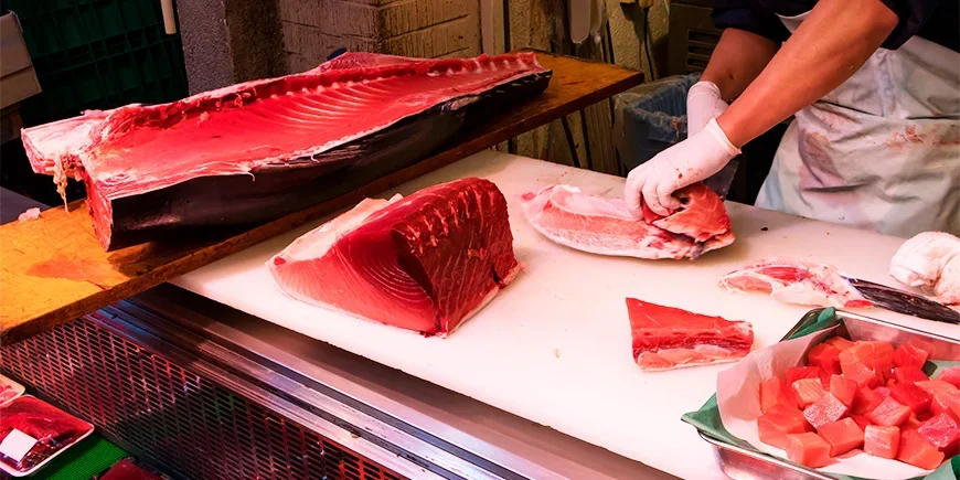 Tonfisk skärs upp på Tsukiji fiskmarknad i Tokyo