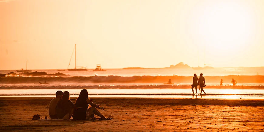 solnedgång på en vacker strand i Tamarindo