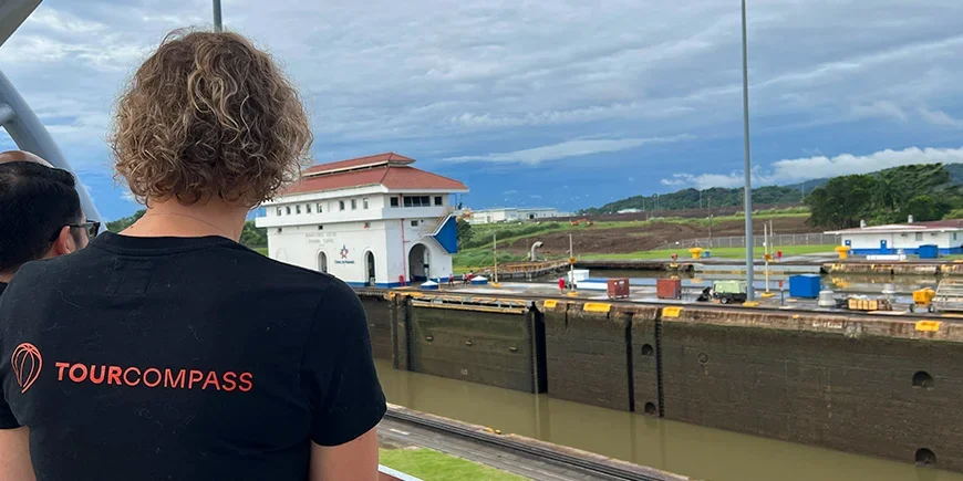 Meike från TourCompass vid Miraflores-slussarna vid Panamakanalen