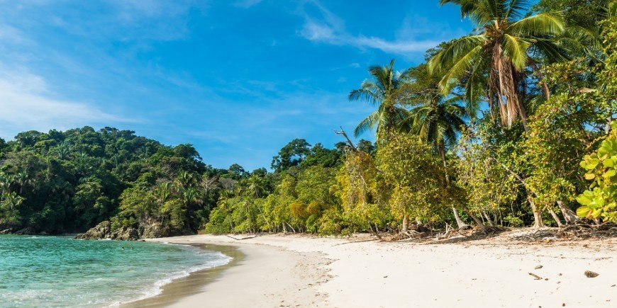 Blå himmel över Manuel Antonio Beach