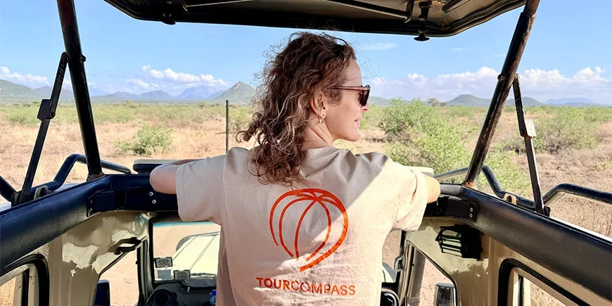 Kvinna i TourCompass-t-shirt på safari i Samburu i november