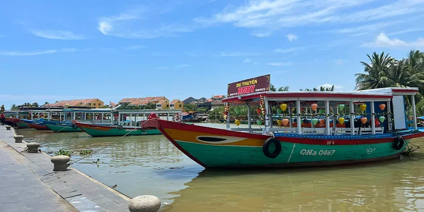 Vackra båtar i Hoi An i Vietnam