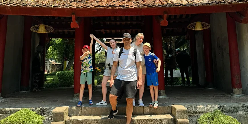 Våra kollegor Dino och Mira i Vietnam med sina tre barn
