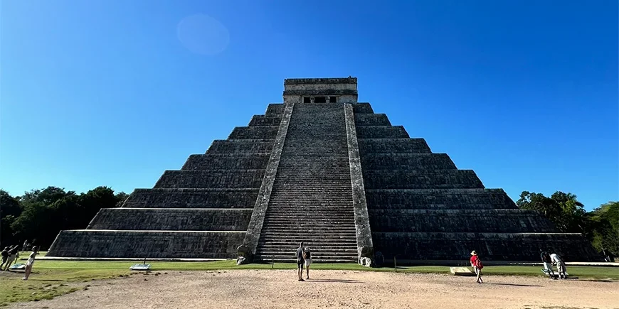 Blå himmel över Chichén Itzá i Mexiko