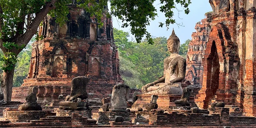 Ruinerna i Ayutthaya i Thailand
