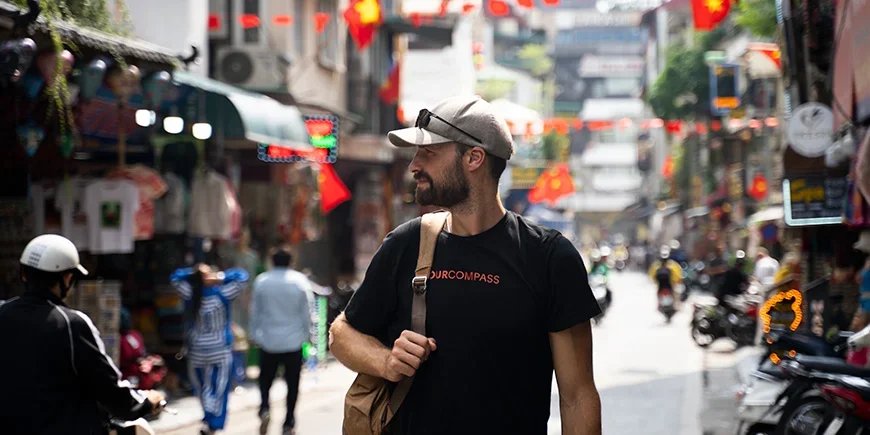 Man som går på gatan i Hanoi i Vietnam