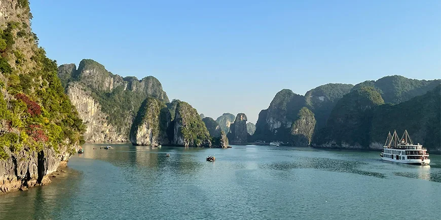 En solig dag vid Ha Long-bukten i Vietnam