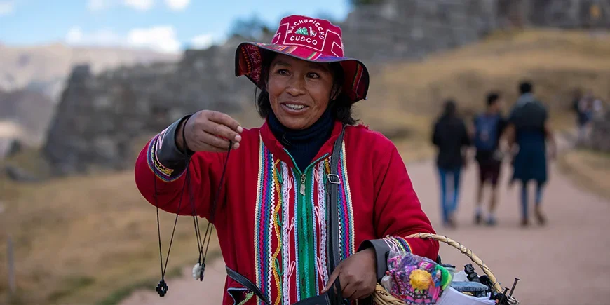 Lokal kvinna i Cusco i Peru som säljer hantverkssmycken