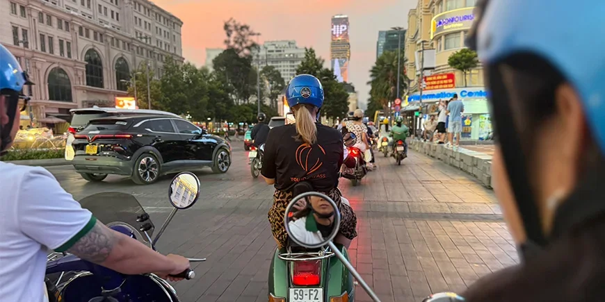 Michelle från TourCompass på vespa i Ho Chi Minh-staden