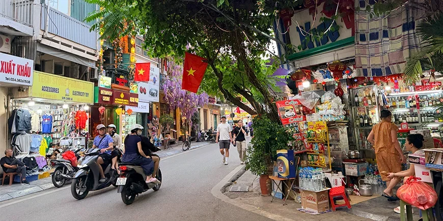 Stämningsfull gata i Hanoi