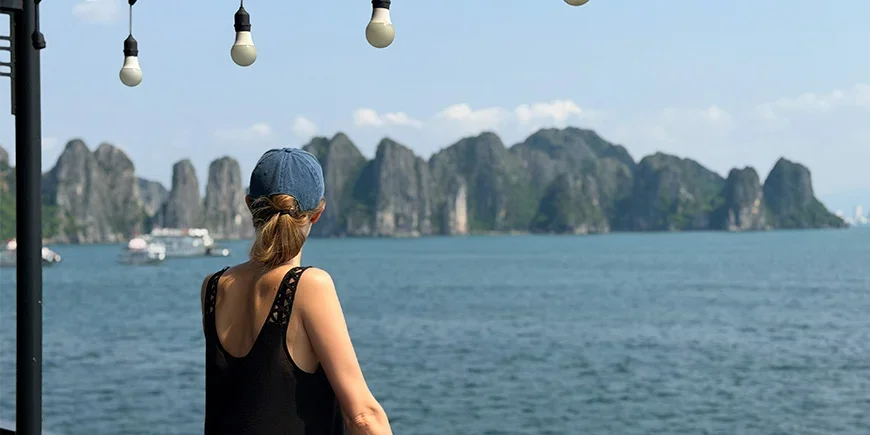 Iida från TourCompass tittar på kalkstensklippor i Ha Long-bukten