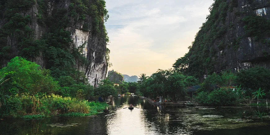 Ninh Binhs kalkstensklippor i norra Vietnam