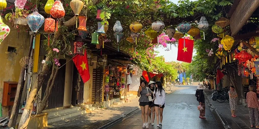 Vacker gata med lyktor i Hoi An