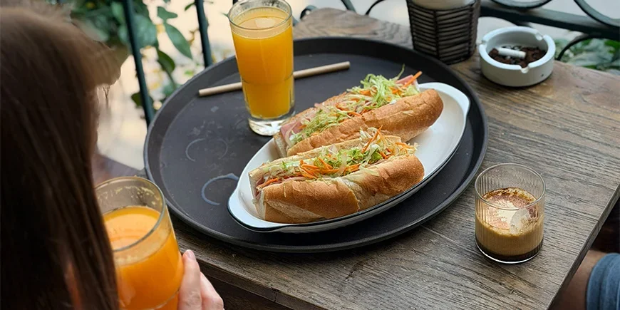 Banh Mi-sandwich och kaffe på café i Hanoi