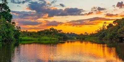 Solnedgång över Amazonfloden