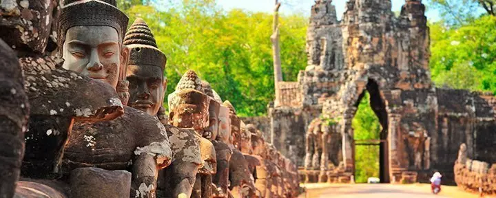 Stenporten vid Angkor Thom i Kambodja