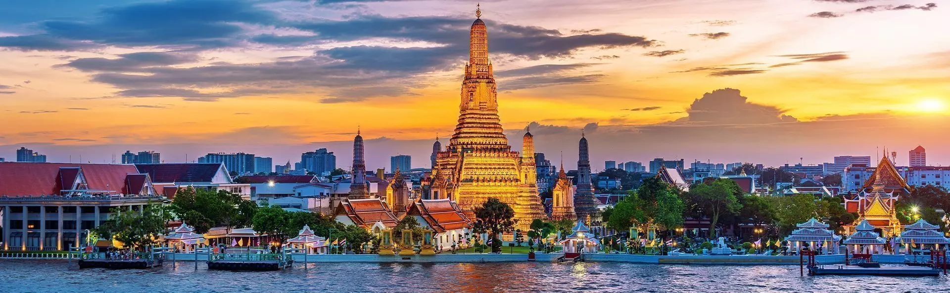 Wat Arun-templet vid solnedgången i Bangkok, Thailand