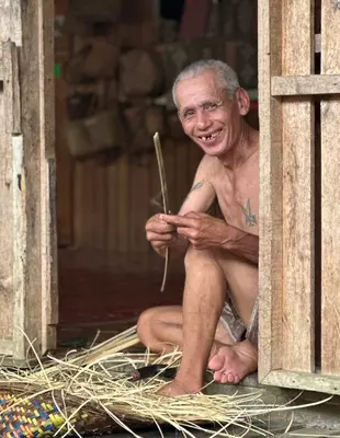 Leende man från Iban-stammen i Batang Ai