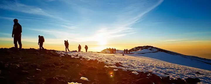 Vandrare på Kilimanjaro i soluppgången