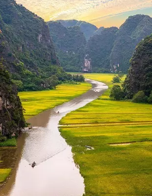 Fantastisk utsikt över Tam Coc med karstformationer i Ninh Binh-provinsen i Vietnam Flod över berget
