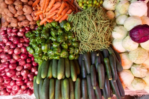 Färgglada grönsaker på stadens marknad