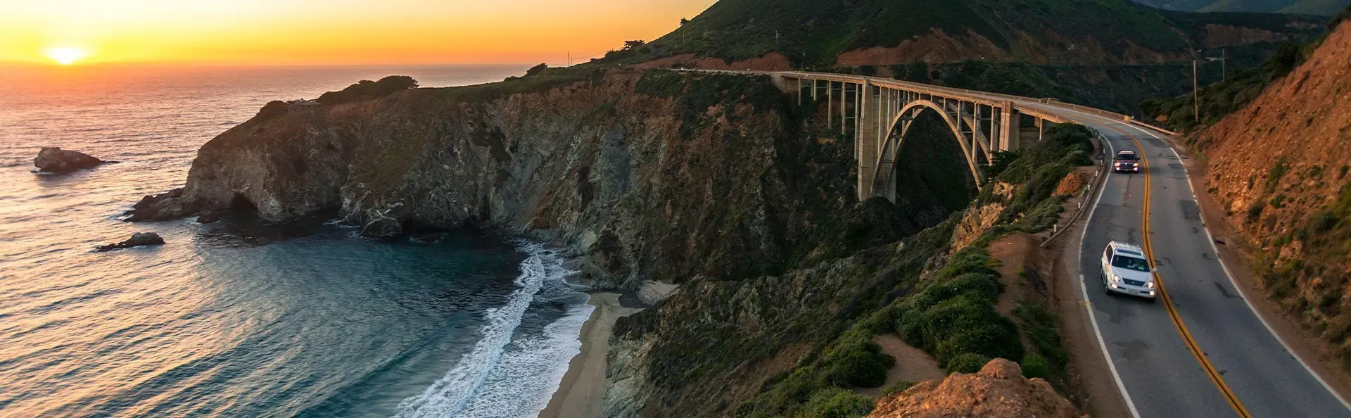 Solnedgång över Bixby Bridge i Kalifornien