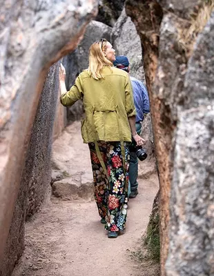 Kvinna på upptäcktsfärd i Cusco i Peru