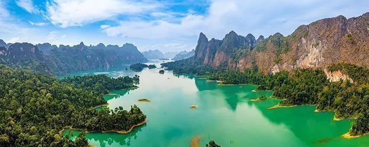 Cheow Lan-sjön i Khao Sok, Thailand