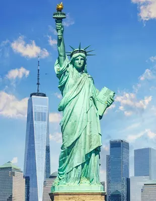 Vy över Frihetsgudinnan med blå himmel i bakgrunden