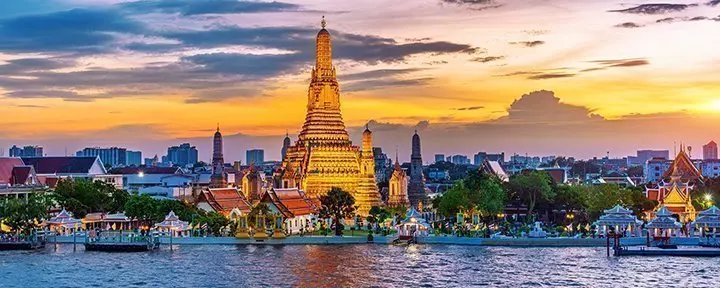 Wat Arun-templet vid solnedgången i Bangkok, Thailand