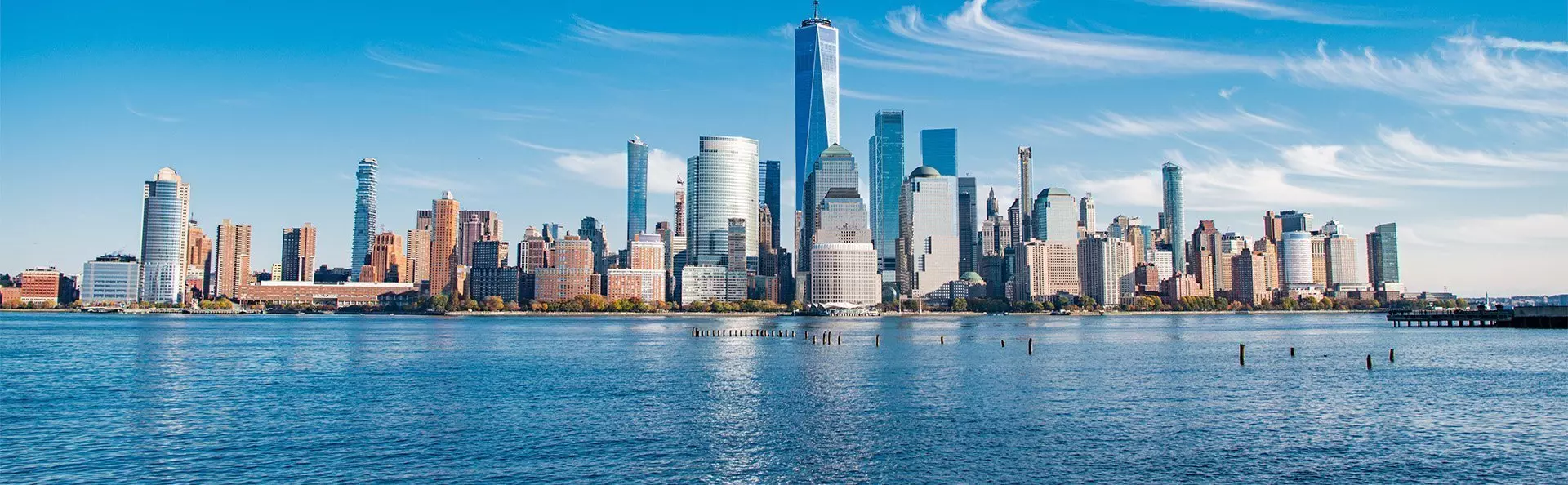 New Yorks skyline på en molnfri dag