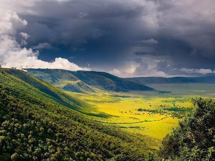 Molnig dag vid Ngorongoro-kratern i Tanzania