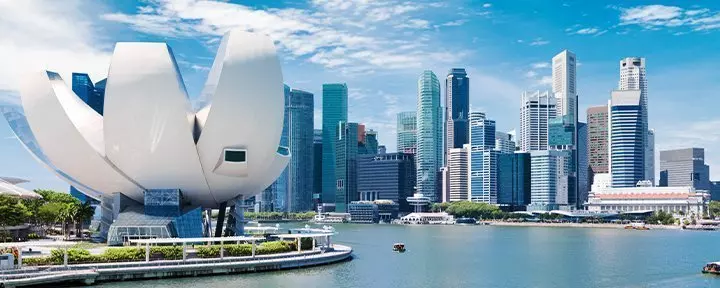 Singapores silhuett en solig dag