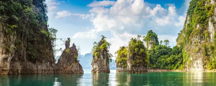 Kalksten i sjön Cheow Lan i nationalparken Khao Sok