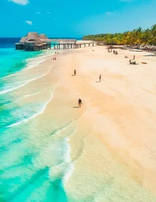 Strand på Zanzibar med turkosblått vatten