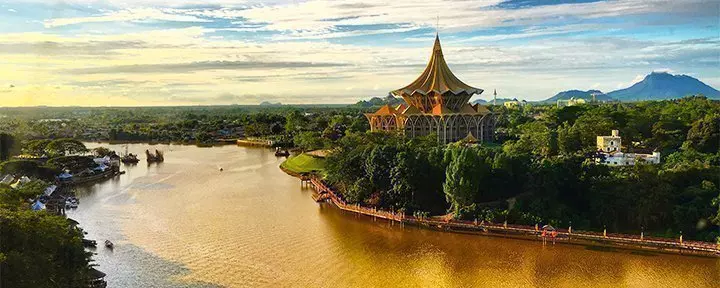 Kvällssol över Sarawakfloden i Kuching, Sarawak, Borneo