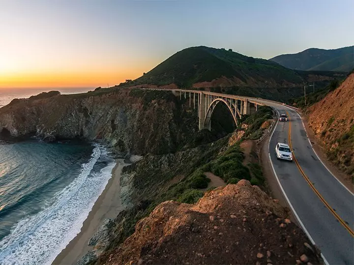 Solnedgång över Bixby Bridge i Kalifornien
