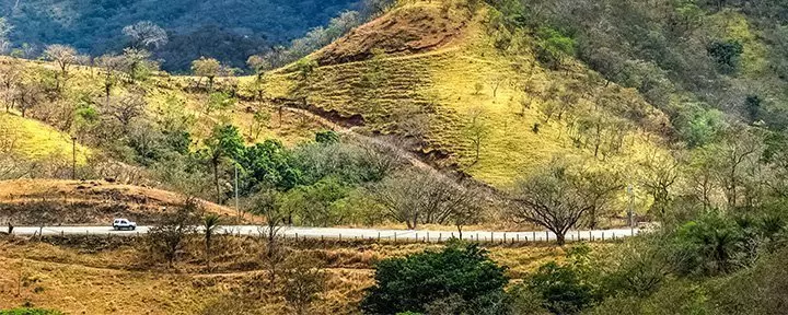 Klar utsikt över Arenal-vulkanen med blå himmel i Costa Rica