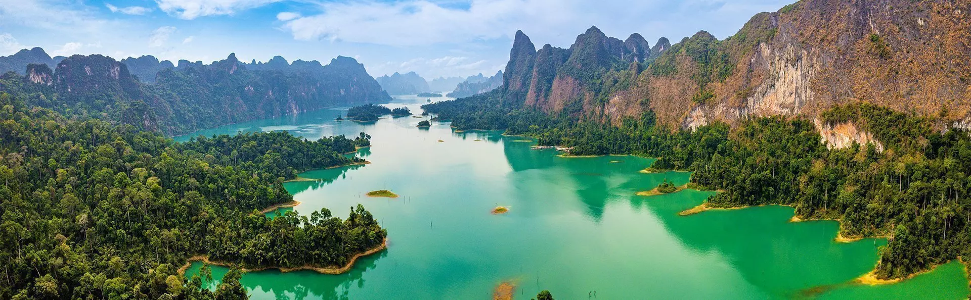 Cheow Lan-sjön i Khao Sok, Thailand