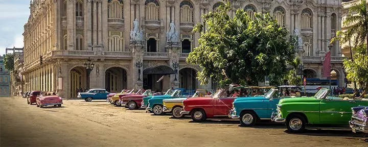 Gammaldags röd amerikanare på Varadero Beach i Kuba