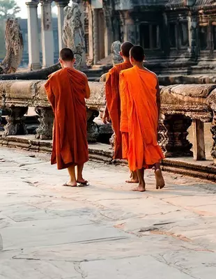 Tre munkar går vid Angkor Wat